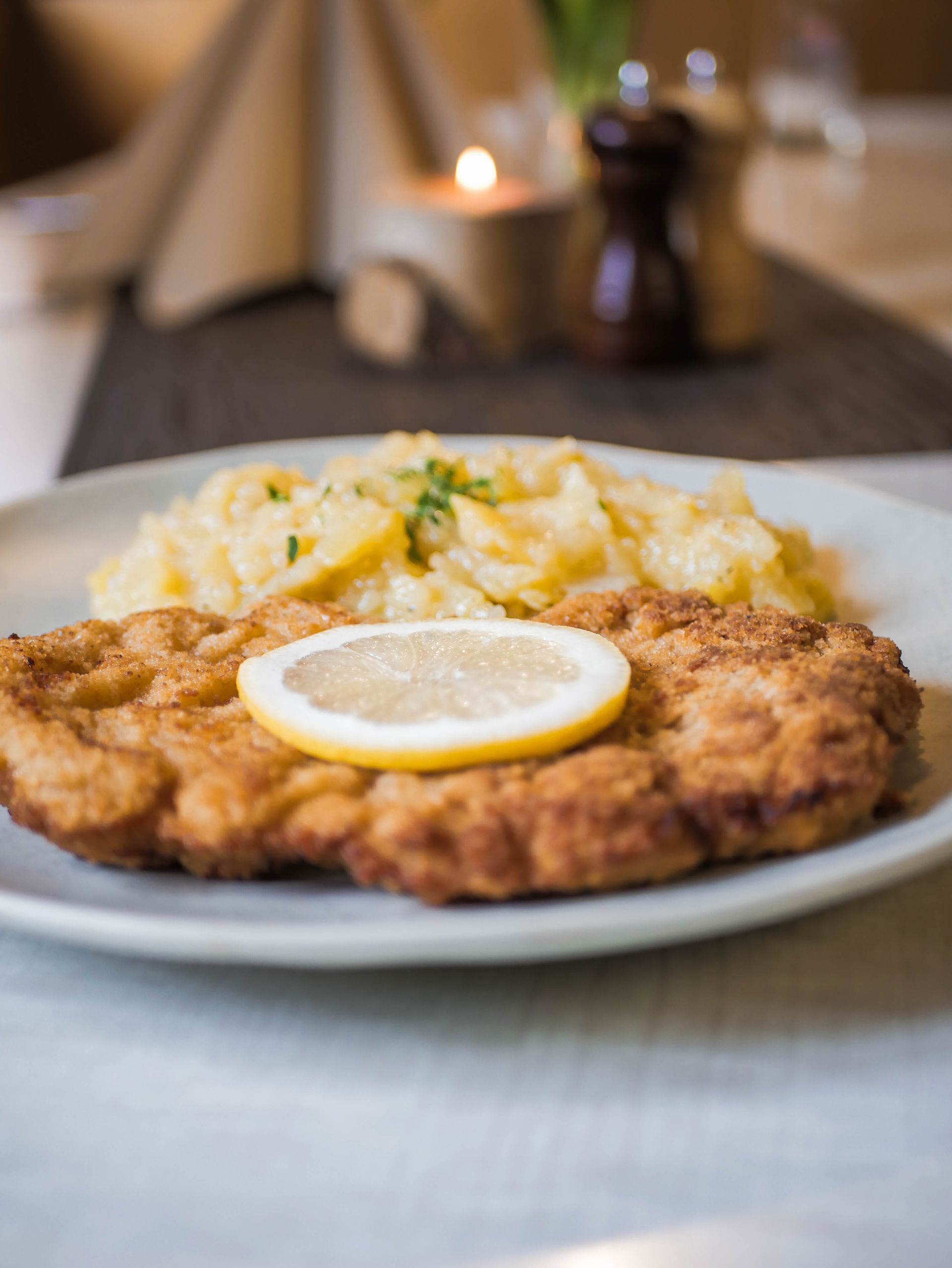 Damwild mit Kartoffelklöse, Zitrone und Rotkohl