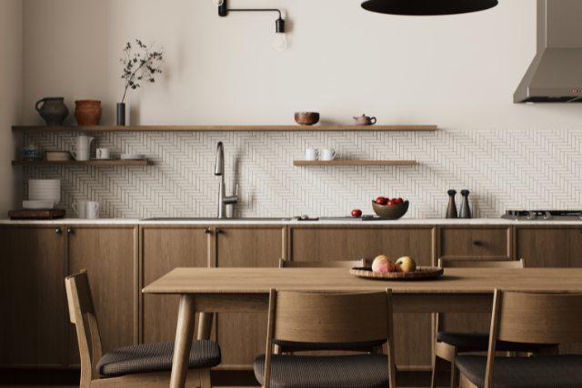 Une cuisine avec une table, des chaises et un évier