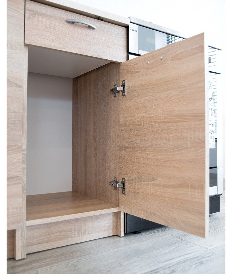 Une cuisine avec des armoires en bois, une cuisinière, une table et des chaises.