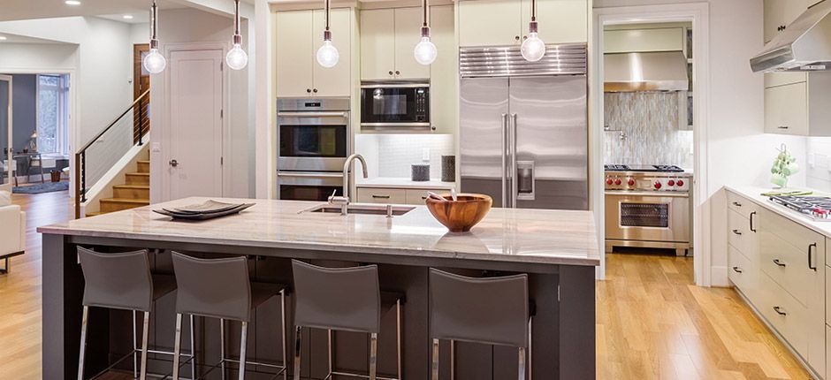 Una cocina con electrodomésticos de acero inoxidable y una gran isla.