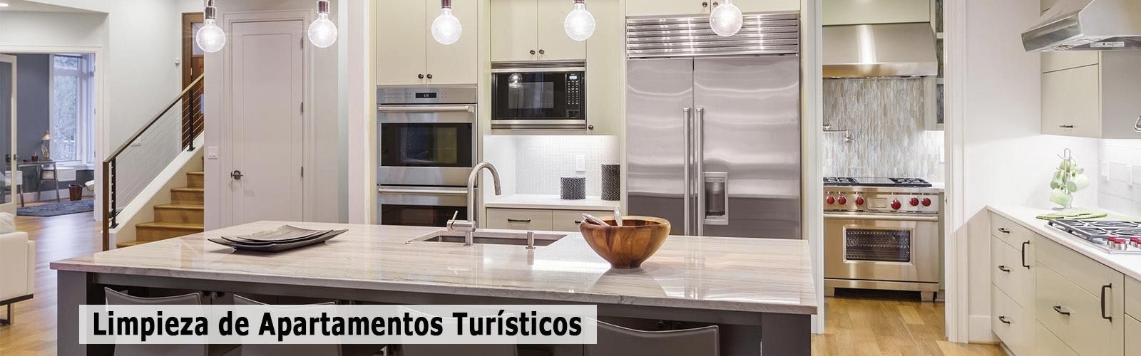 Una cocina con electrodomésticos de acero inoxidable y una gran isla en el medio.