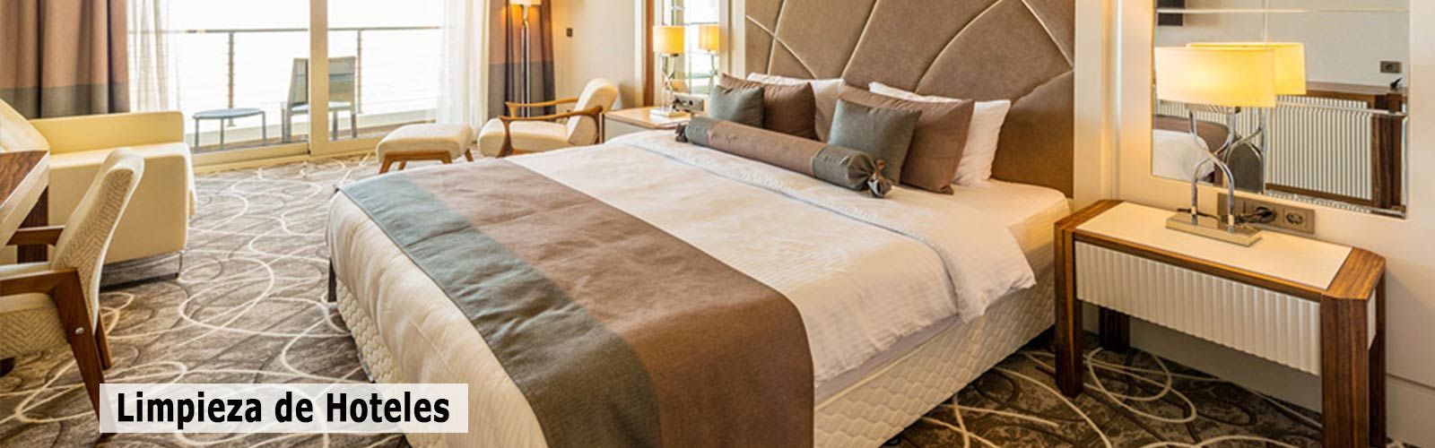 Una habitación de hotel con una cama grande y un balcón.