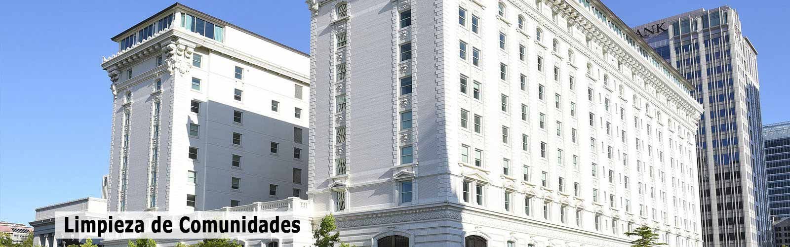 Un gran edificio blanco con un cartel que dice limpieza de comunidades.