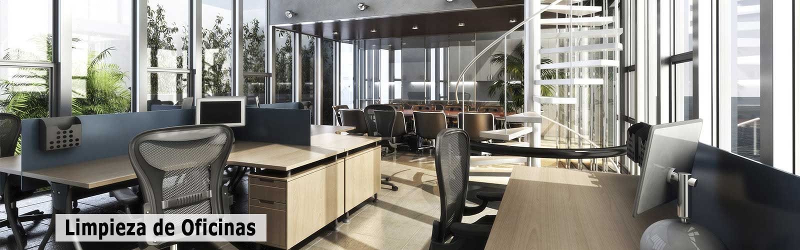 Una oficina con muchas ventanas, mesas y sillas.