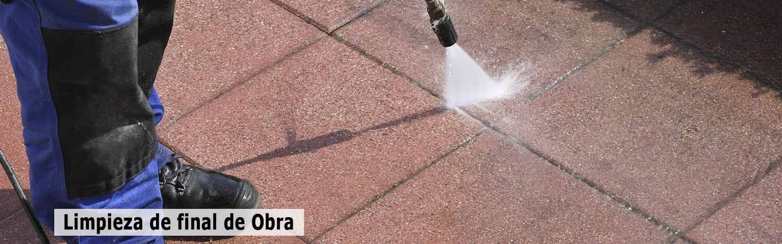 Una persona está utilizando una hidrolavadora en una acera.