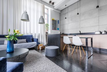 Modern eingerichtetes Wohnzimmer mit Essbereich