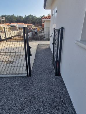 Pose cloture et portillon
Allée calcaire gris