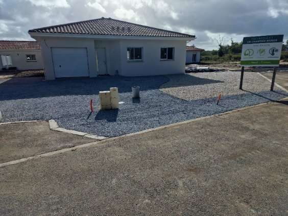 Parking calcaire avec bordures