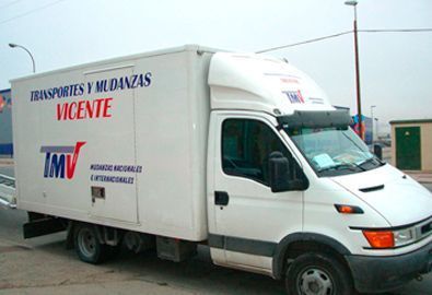 Un camión blanco con la palabra vicente en él.