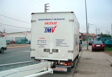 Un camión blanco con la palabra vicente en la parte trasera.