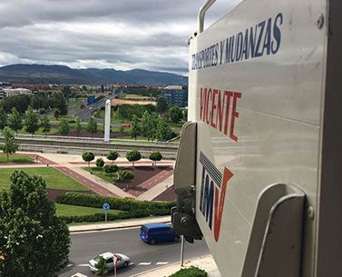 Una gran caja blanca con la palabra Vicente escrita en ella se encuentra encima de un edificio.