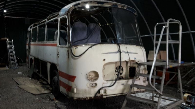 Alter Bus bei der Reparatur