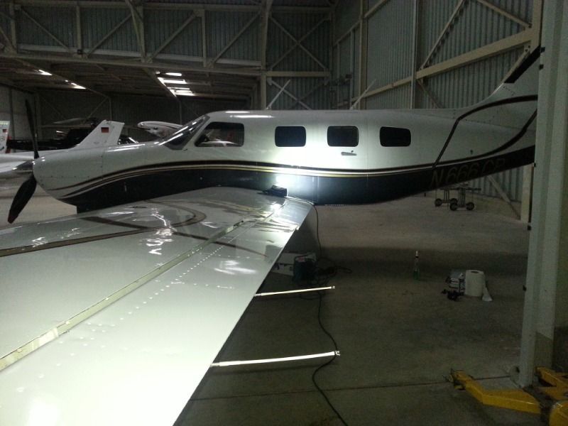 Weißes Flugzeug bei der Reparatur