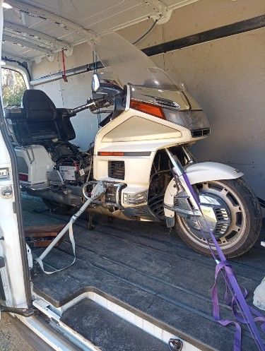 Una motocicleta está sentada en la parte trasera de una camioneta.
