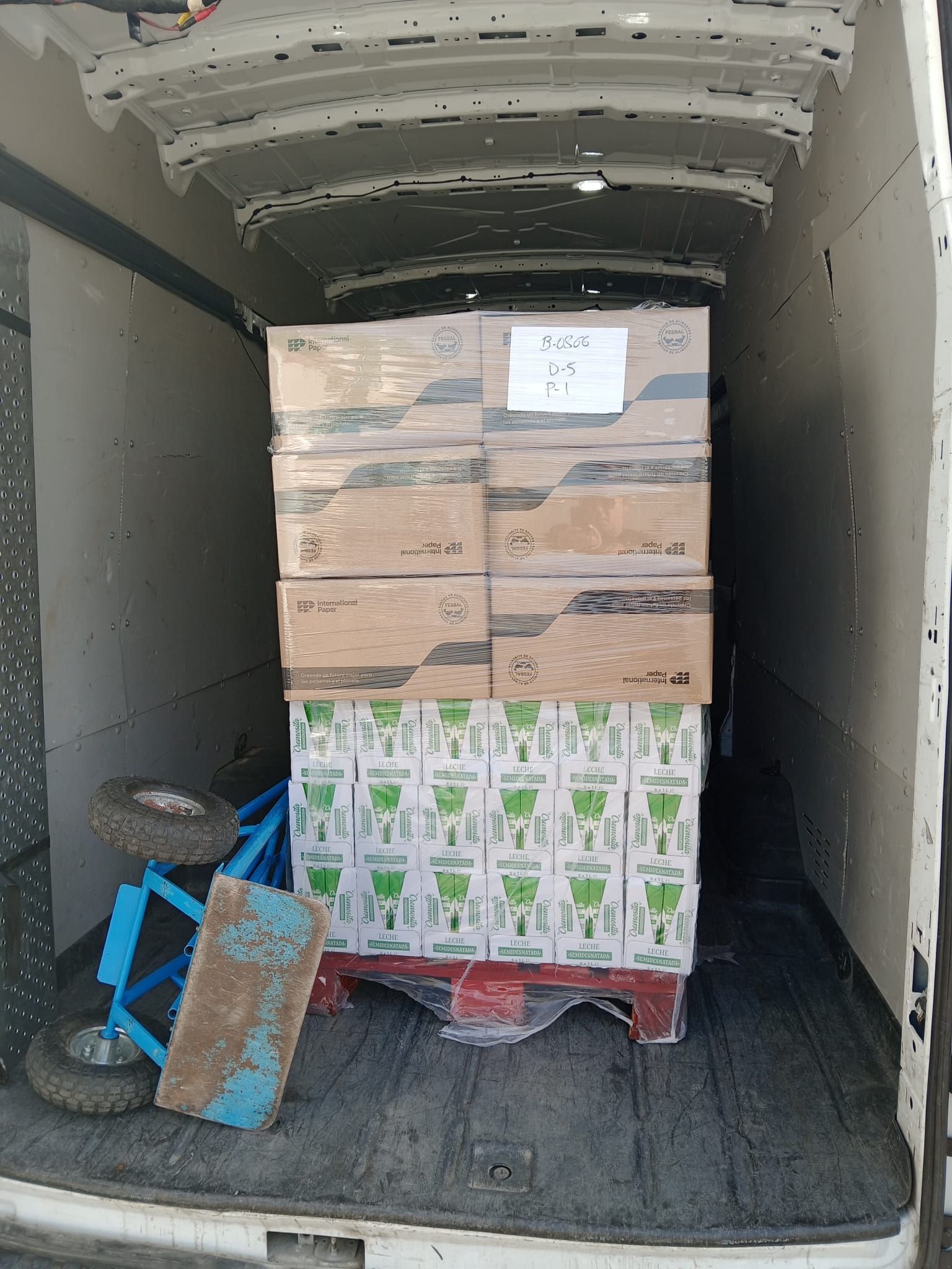 Una camioneta está llena de muchas cosas, incluida una silla y equipaje.