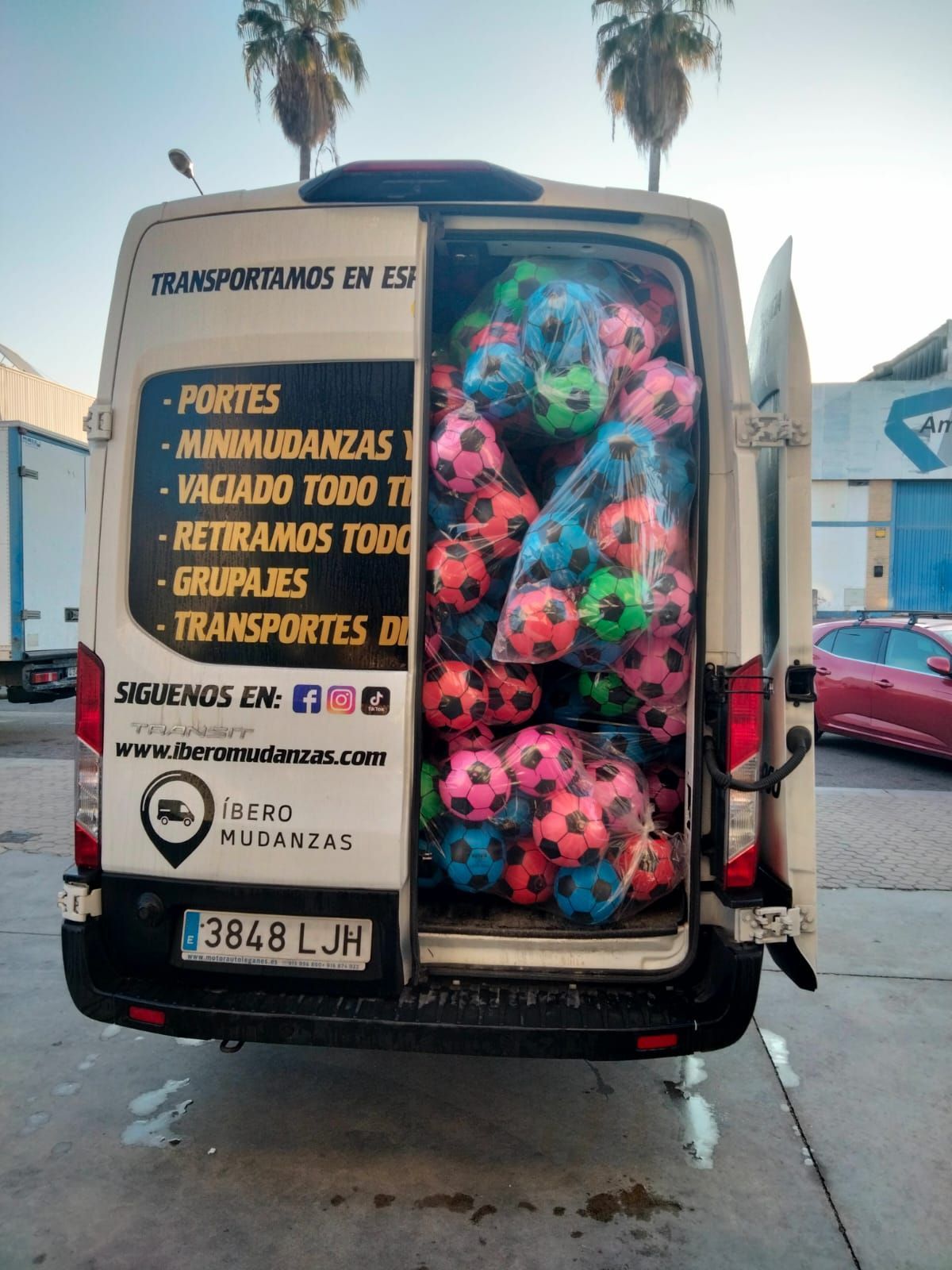 La parte trasera de una camioneta llena de balones de fútbol