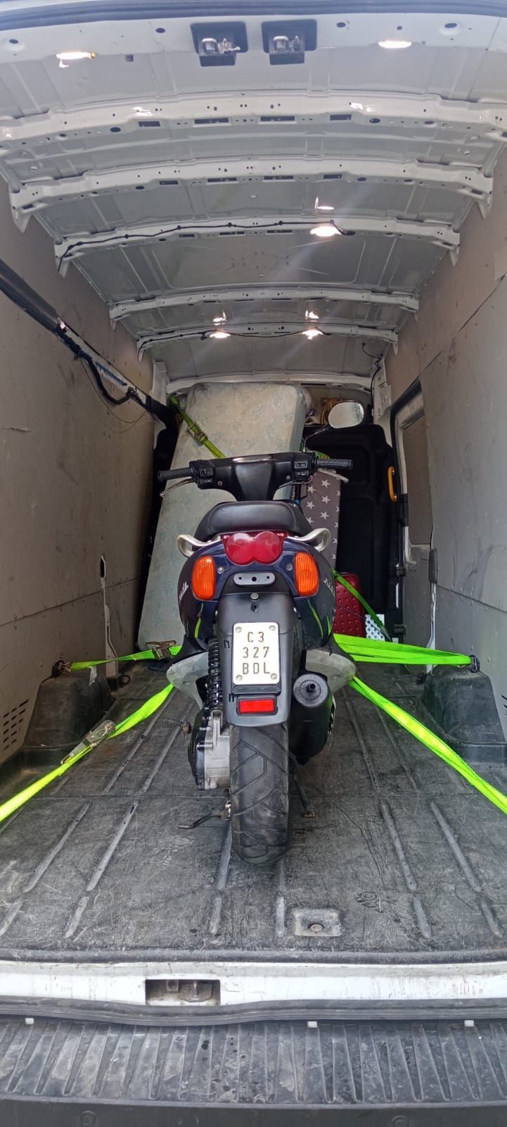 Un scooter está siendo transportado en la parte trasera de una camioneta.