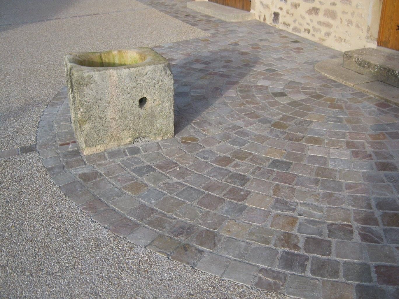 Aménagement en pavés devant une porte d'entrée