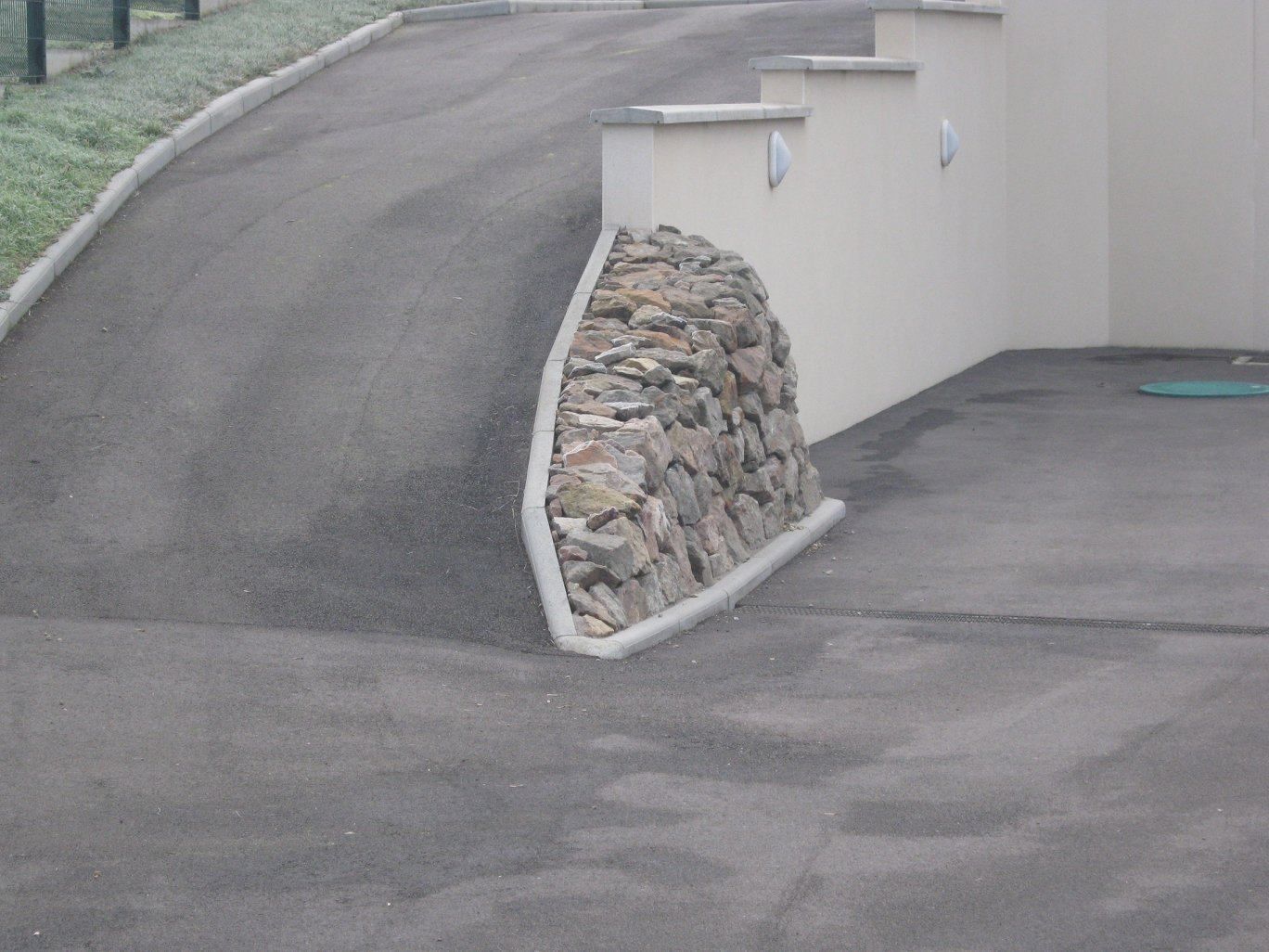 Aménagement d'une descente de garage en goudron