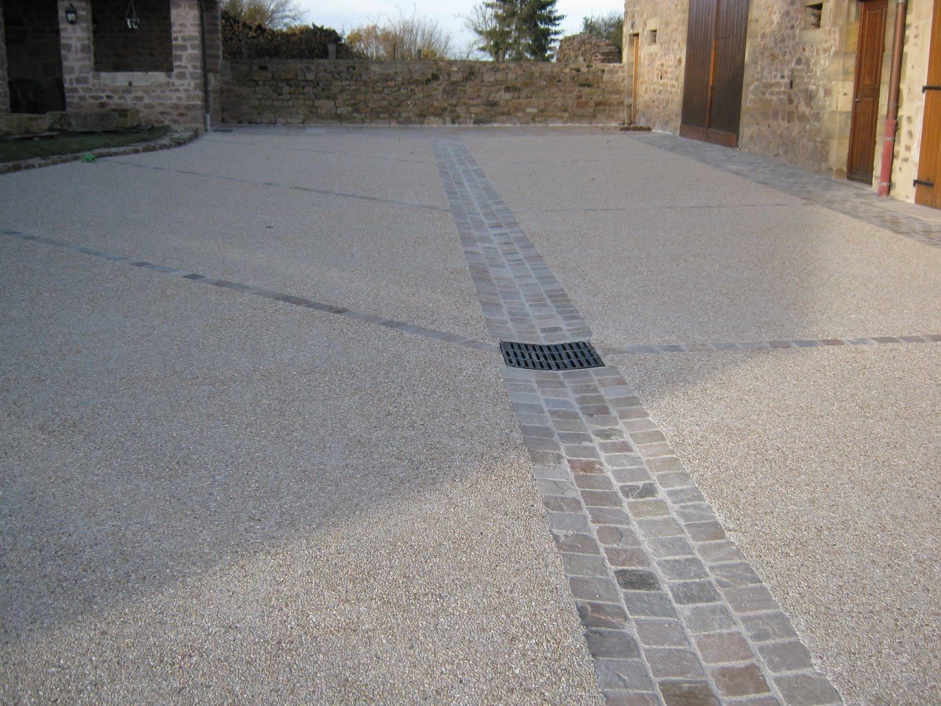 Aménagement d'une cour avec pose de pavés au centre