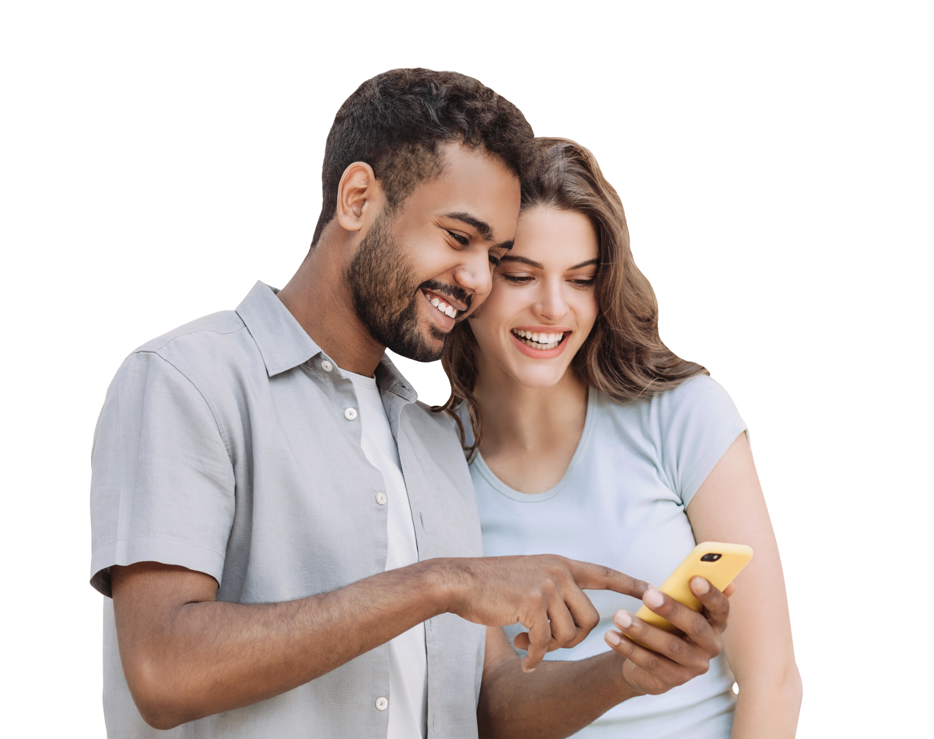 Un couple regardant le téléphone portable dans la main de l’homme.