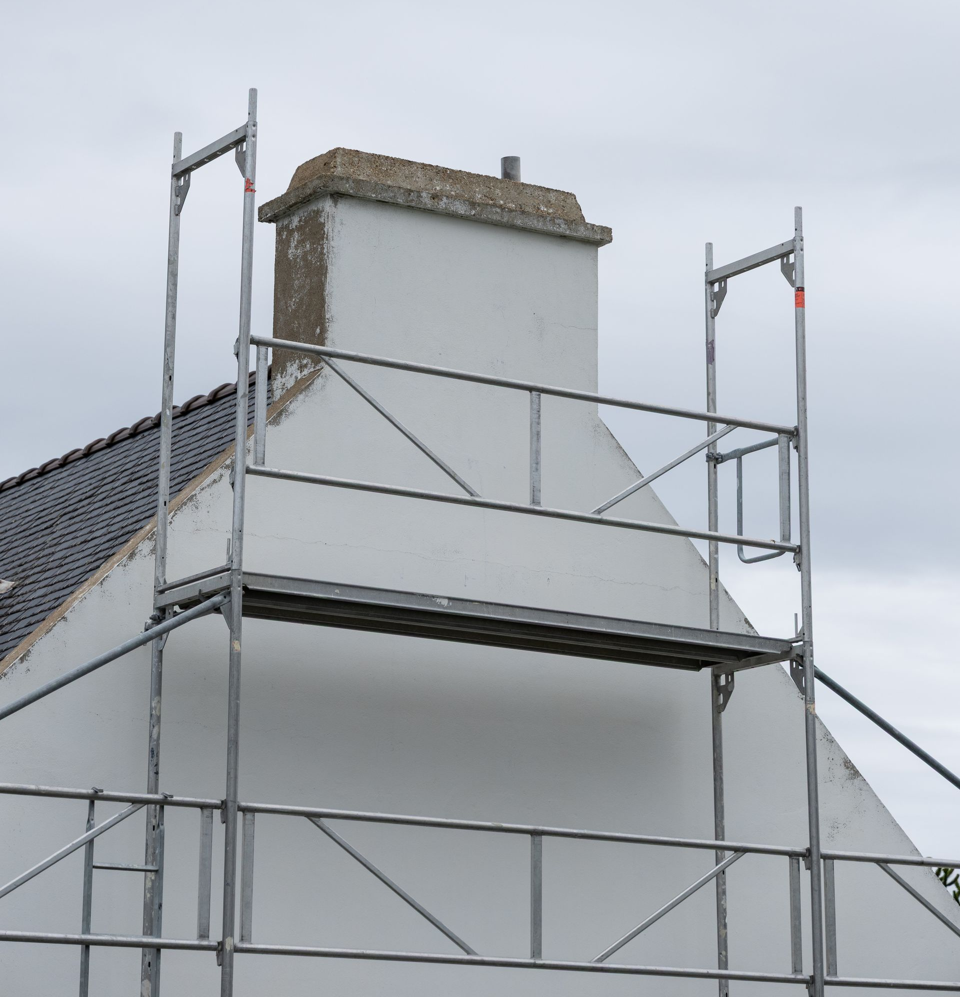 Un échafaudage en place devant un mur extérieur d'un logement