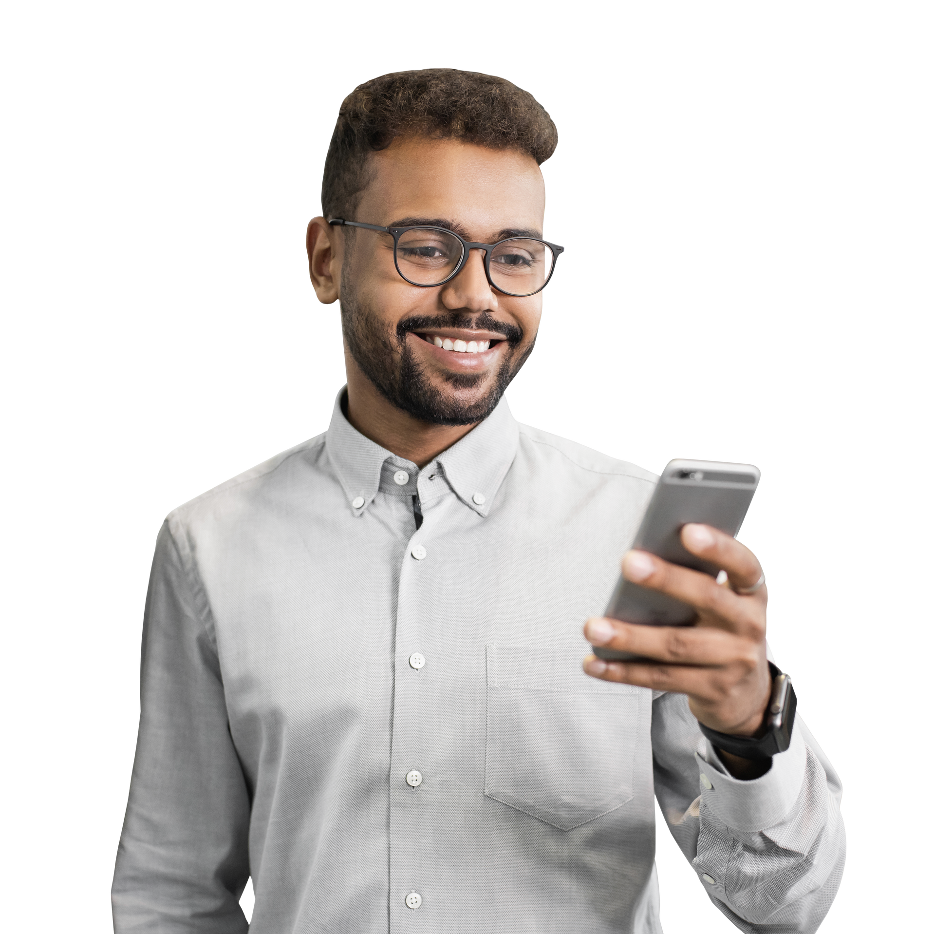 Un homme portant des lunettes et une chemise claire tient son téléphone à la main.