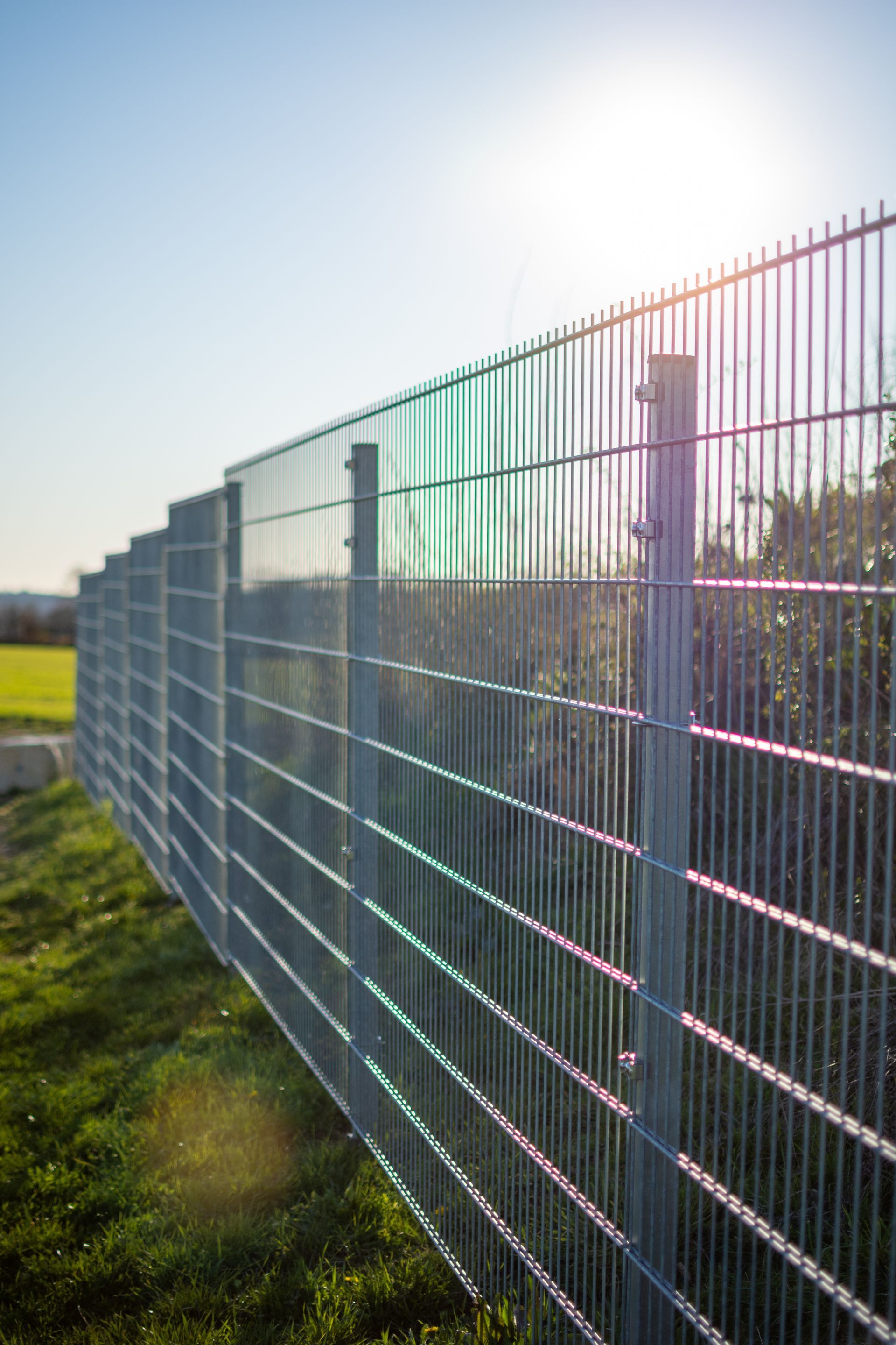 Un grillage rigide de couleur blanche sur un terrain.