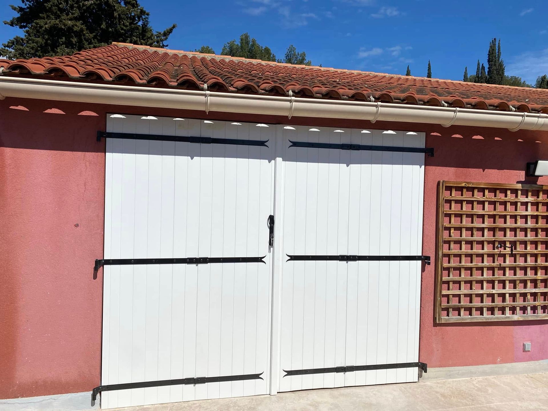 Volets blancs fermés