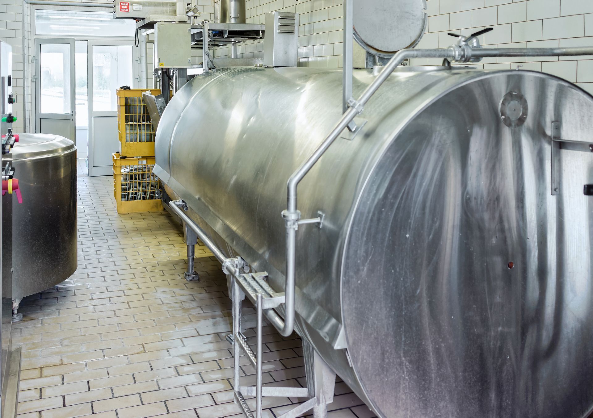 Tank à lait dans une pièce adaptée