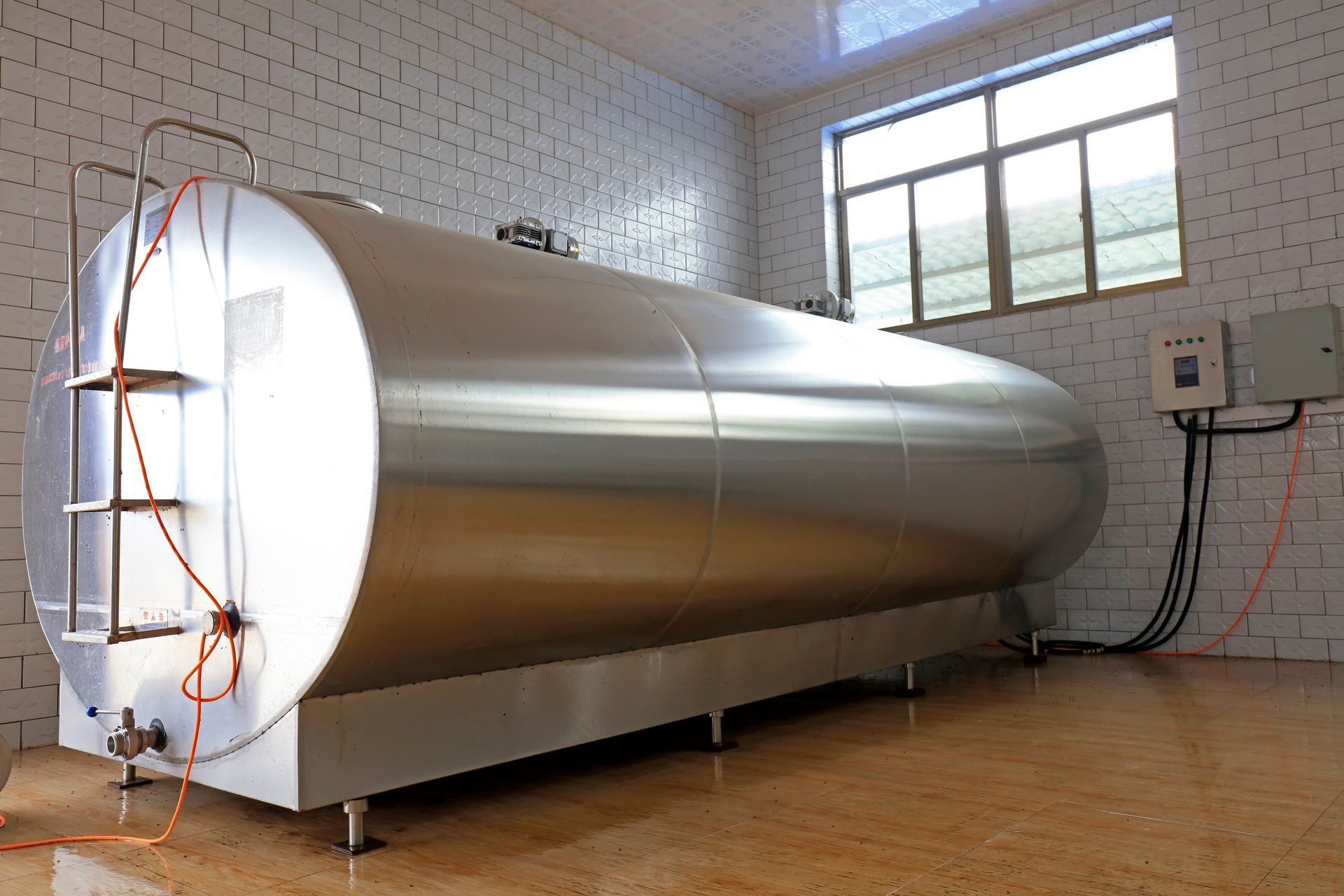 Tank à lait dans une pièce carrelée