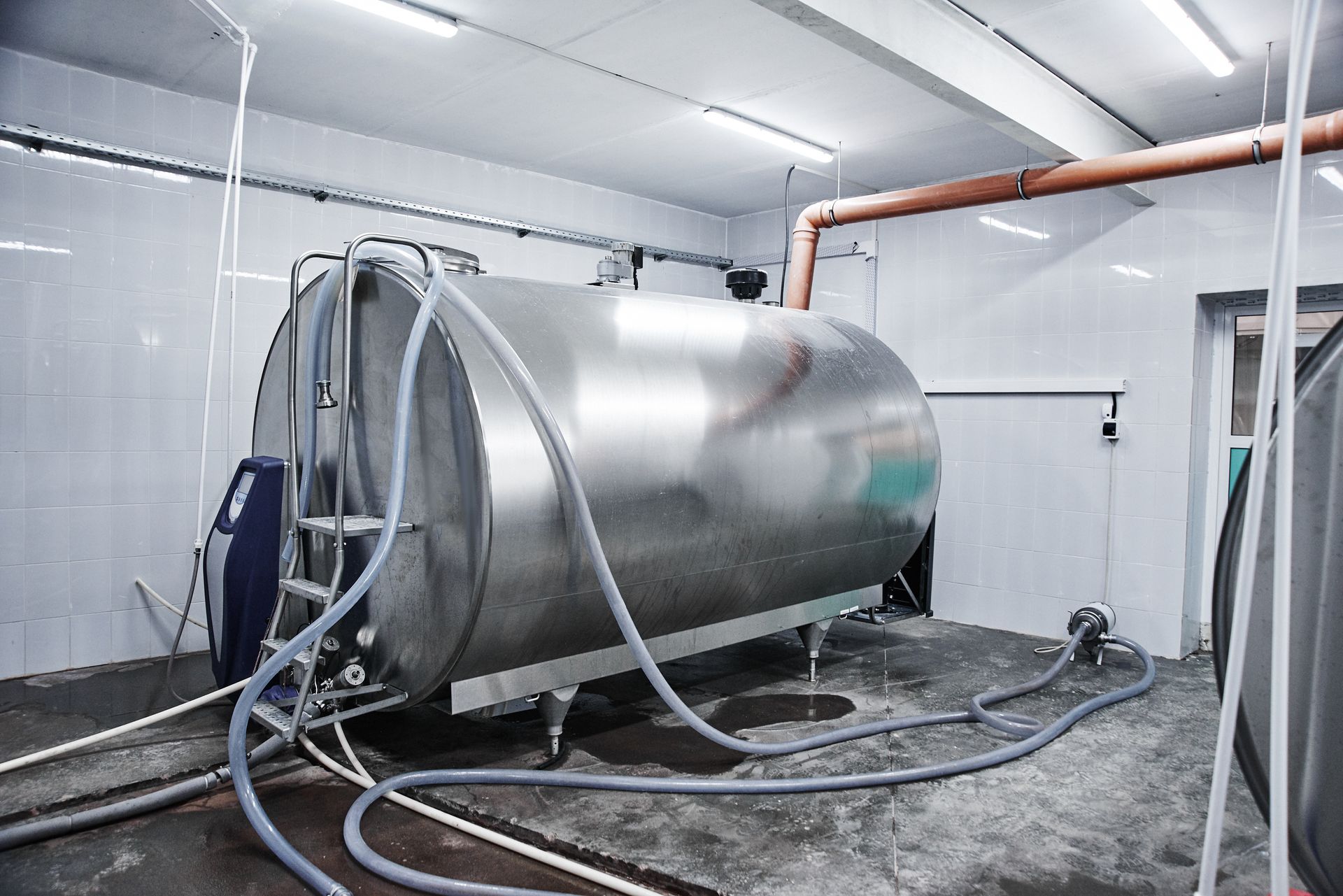 Tank à lait branché à des tuyaux
