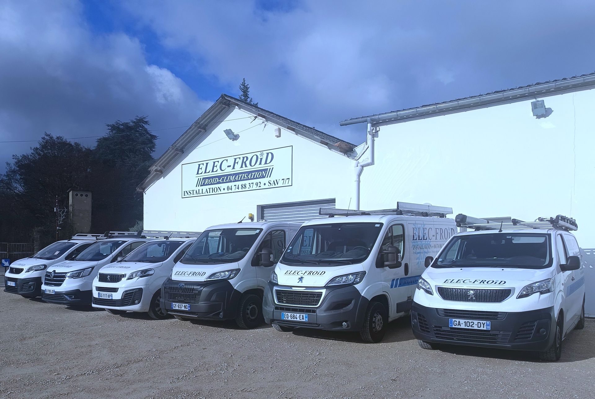 Camionnette ELEC-FROID garée devant les locaux de l'entreprise