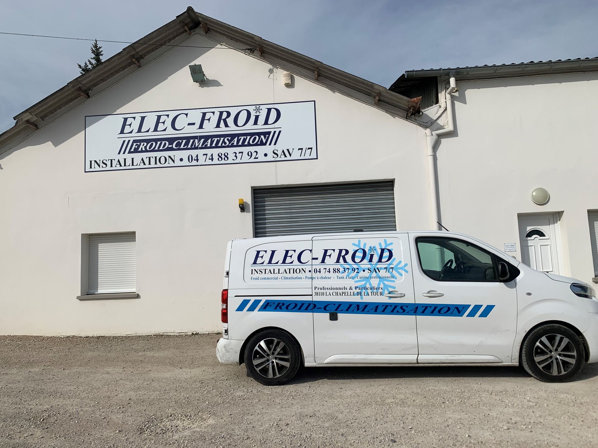 Camionnette garée devant les locaux d'ELEC-FROID