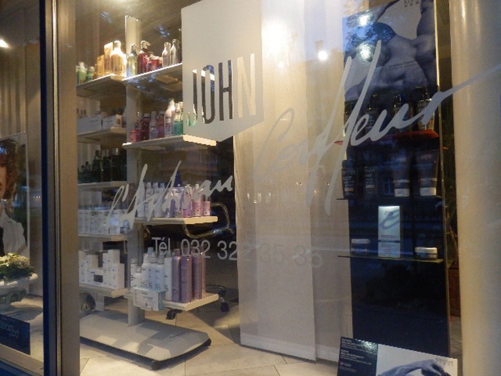 Vitrine - John L'Artisan Coiffeur - Bienne