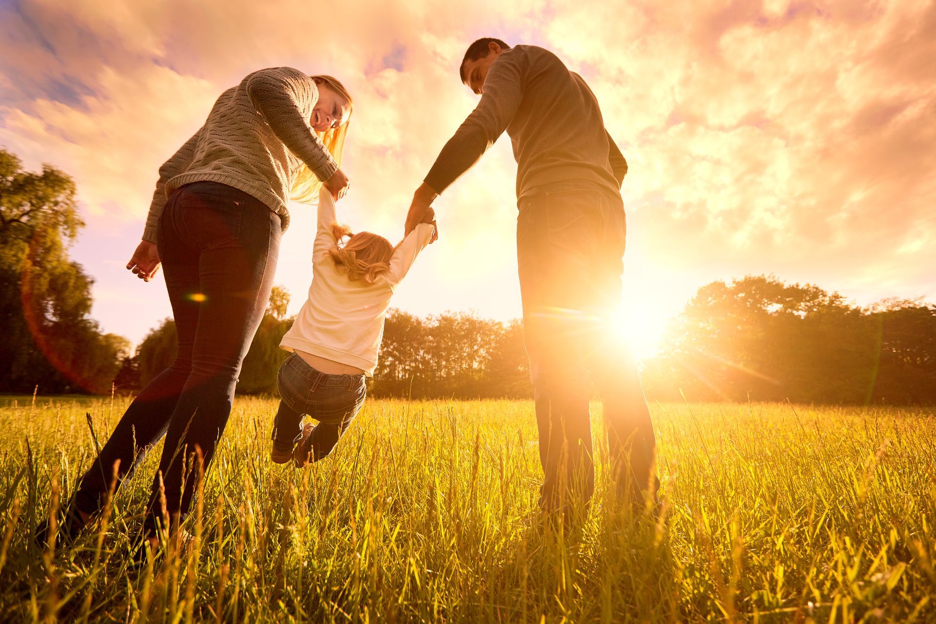 Des adultes qui jouent avec une enfant