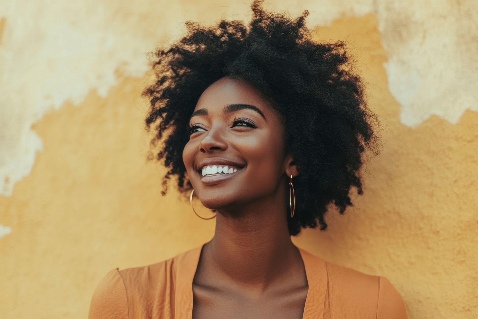 Une femme qui sourit