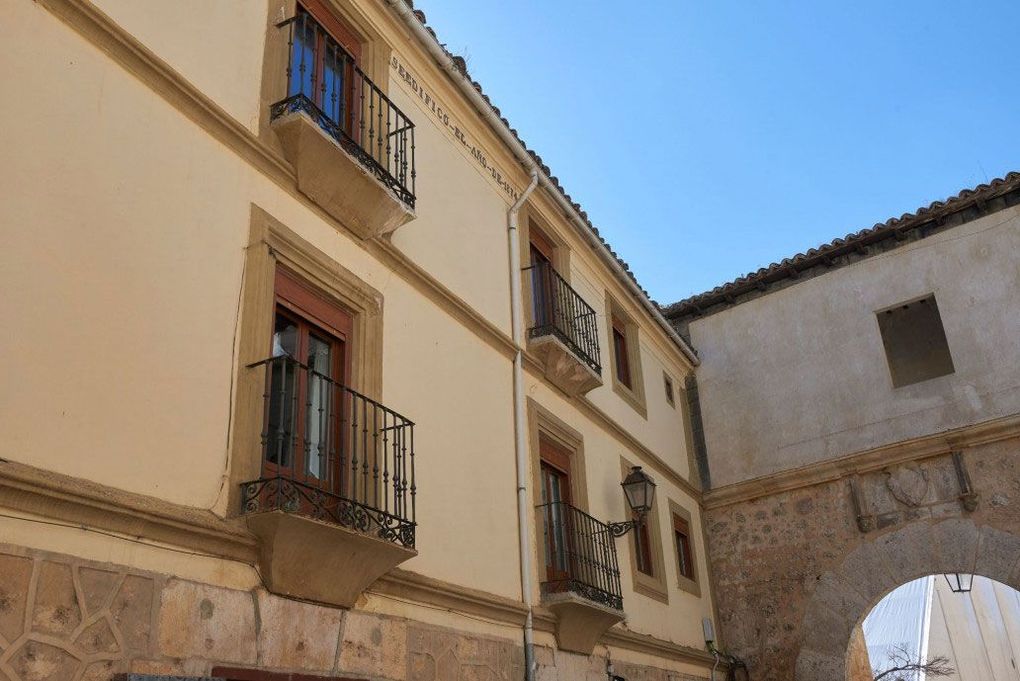 Un dormitorio con dos camas, una cómoda, un espejo y una ventana.