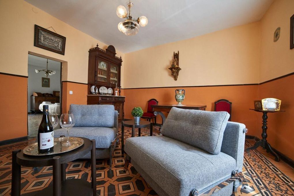 Un dormitorio con dos camas, una cómoda, un espejo y una ventana.