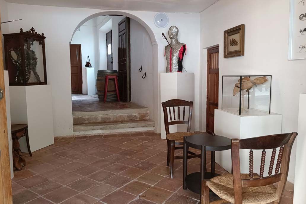 Un dormitorio con dos camas, una cómoda, un espejo y una ventana.