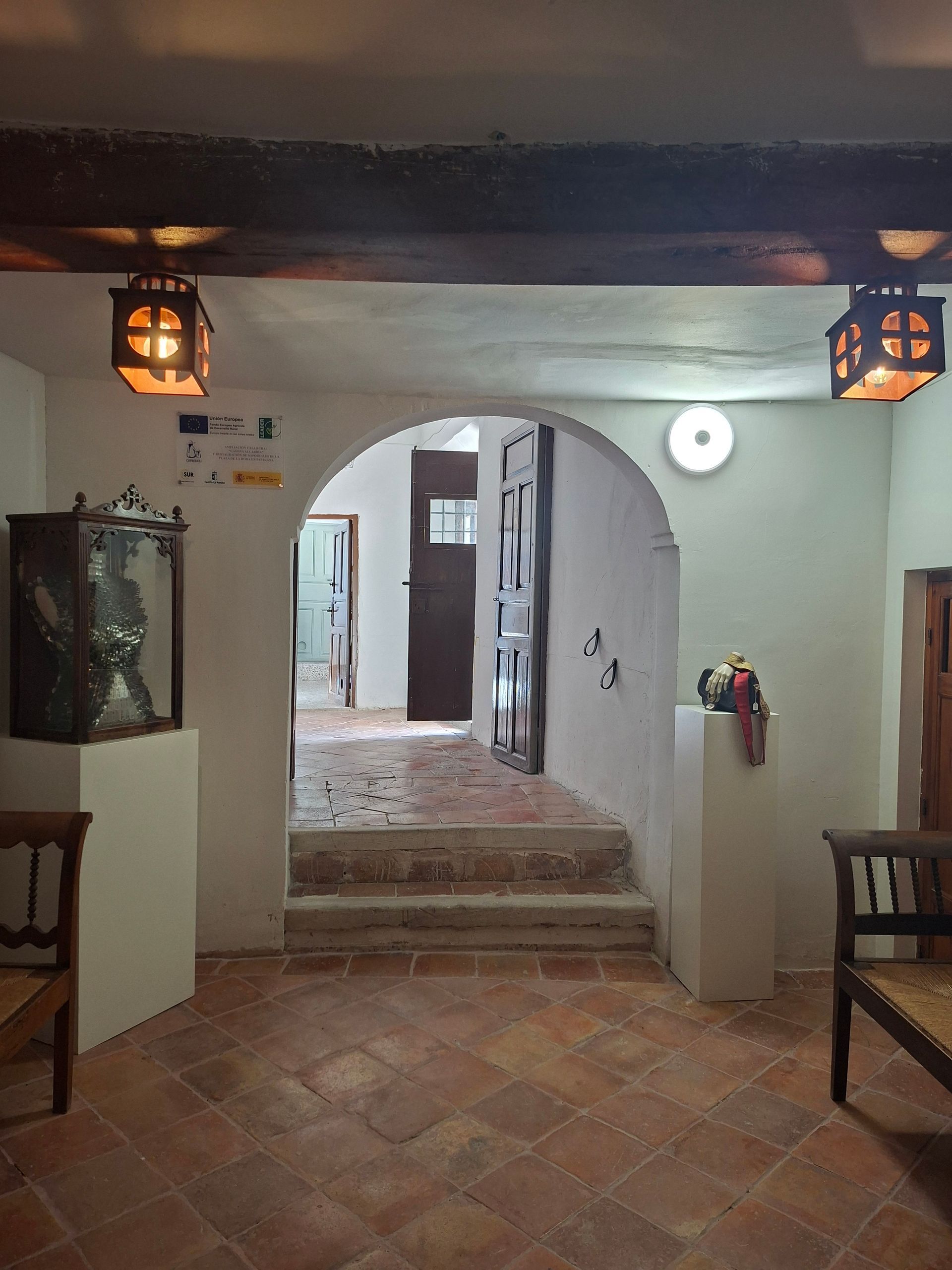 Un dormitorio con dos camas, una cómoda, un espejo y una ventana.