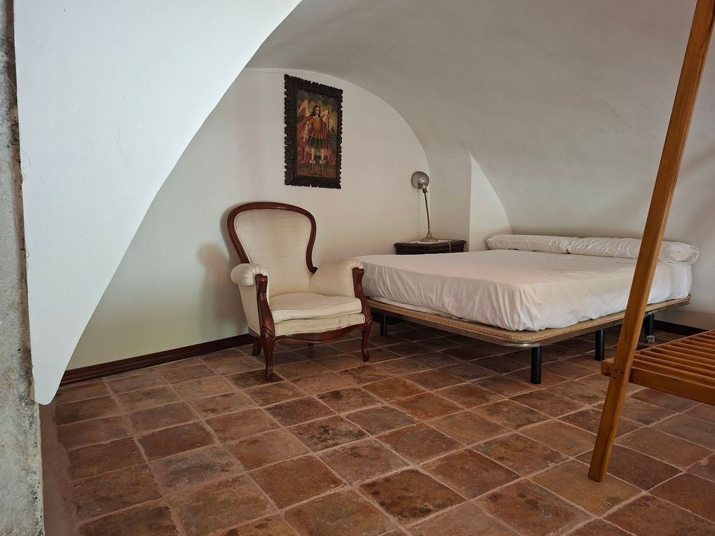 Un dormitorio con dos camas, una cómoda, un espejo y una ventana.