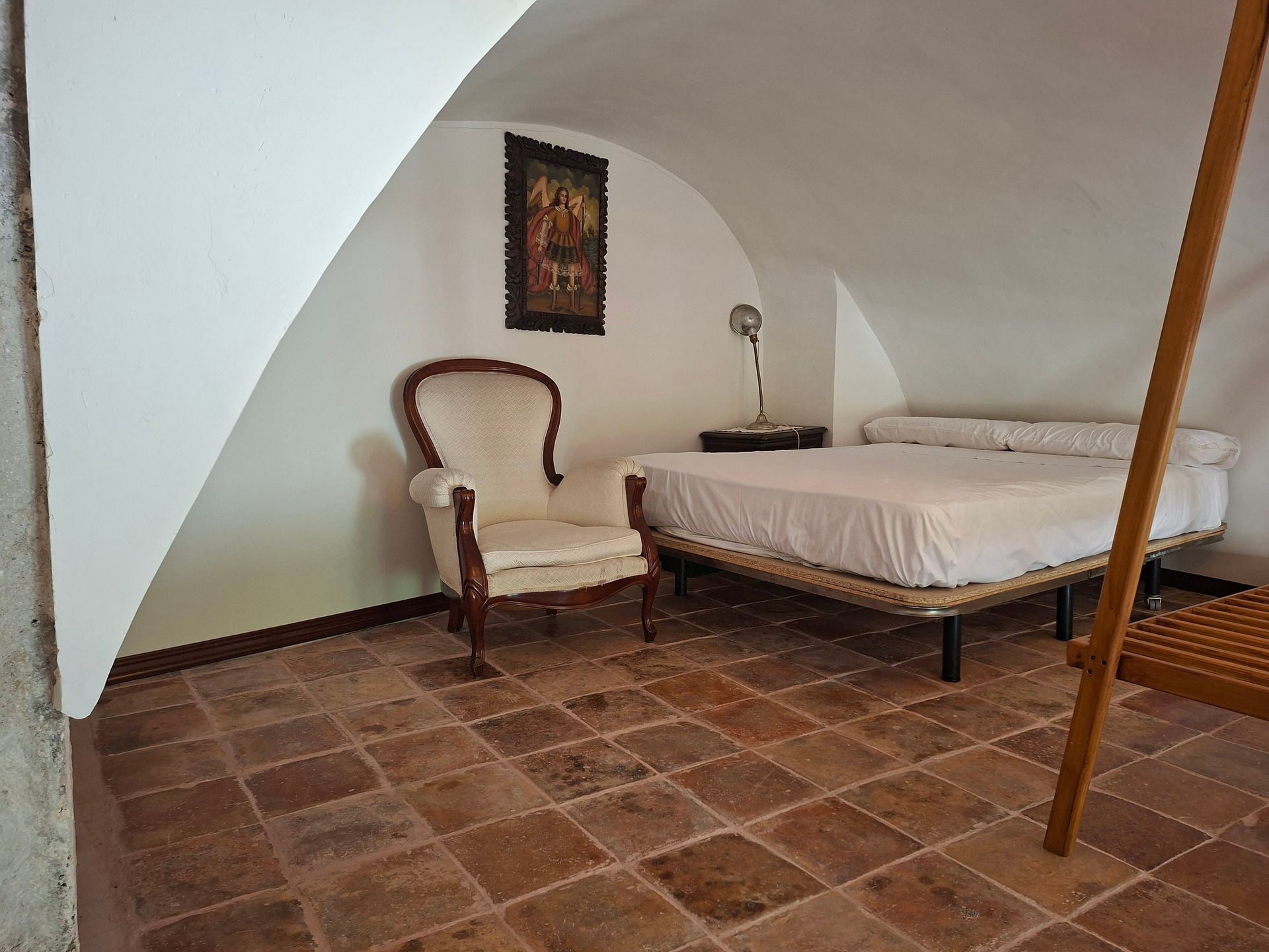 Un dormitorio con dos camas, una cómoda, un espejo y una ventana.