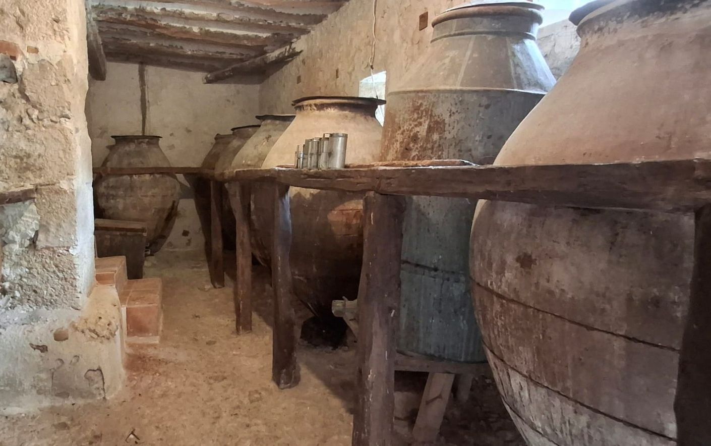 Un dormitorio con dos camas, una cómoda, un espejo y una ventana.
