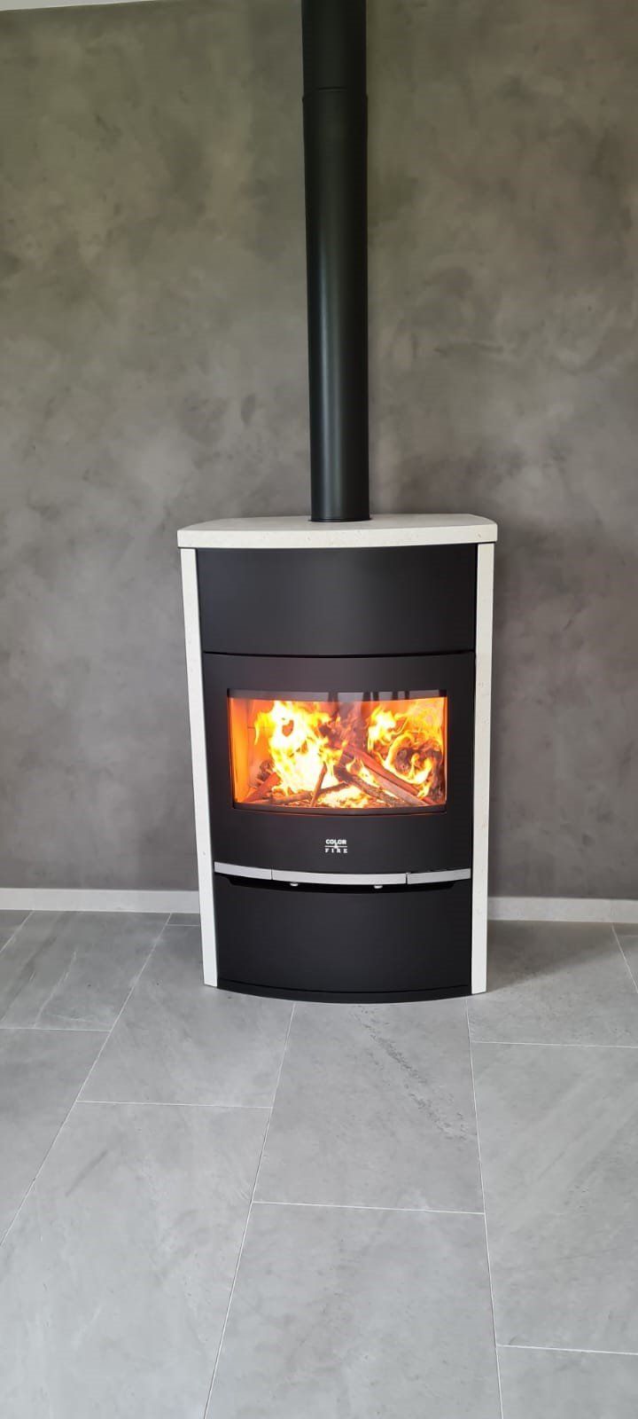 Poêle à bois noir et blanc