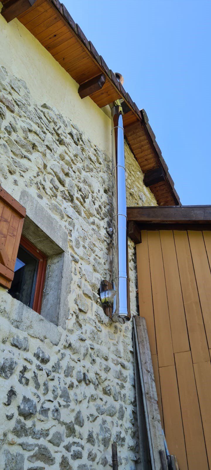 Sortie de conduit par le mur