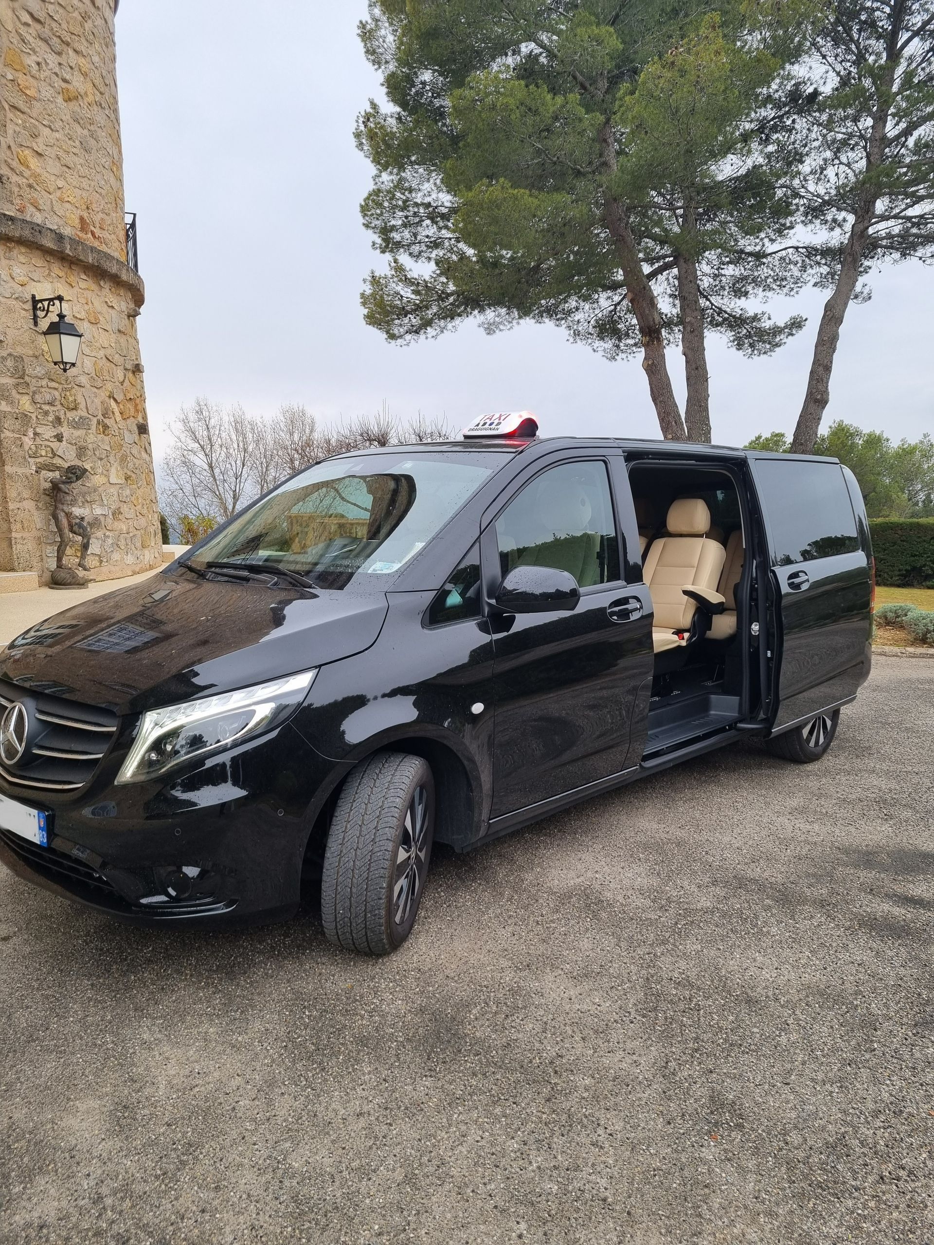 Taxi van garé devant un monument en pierre