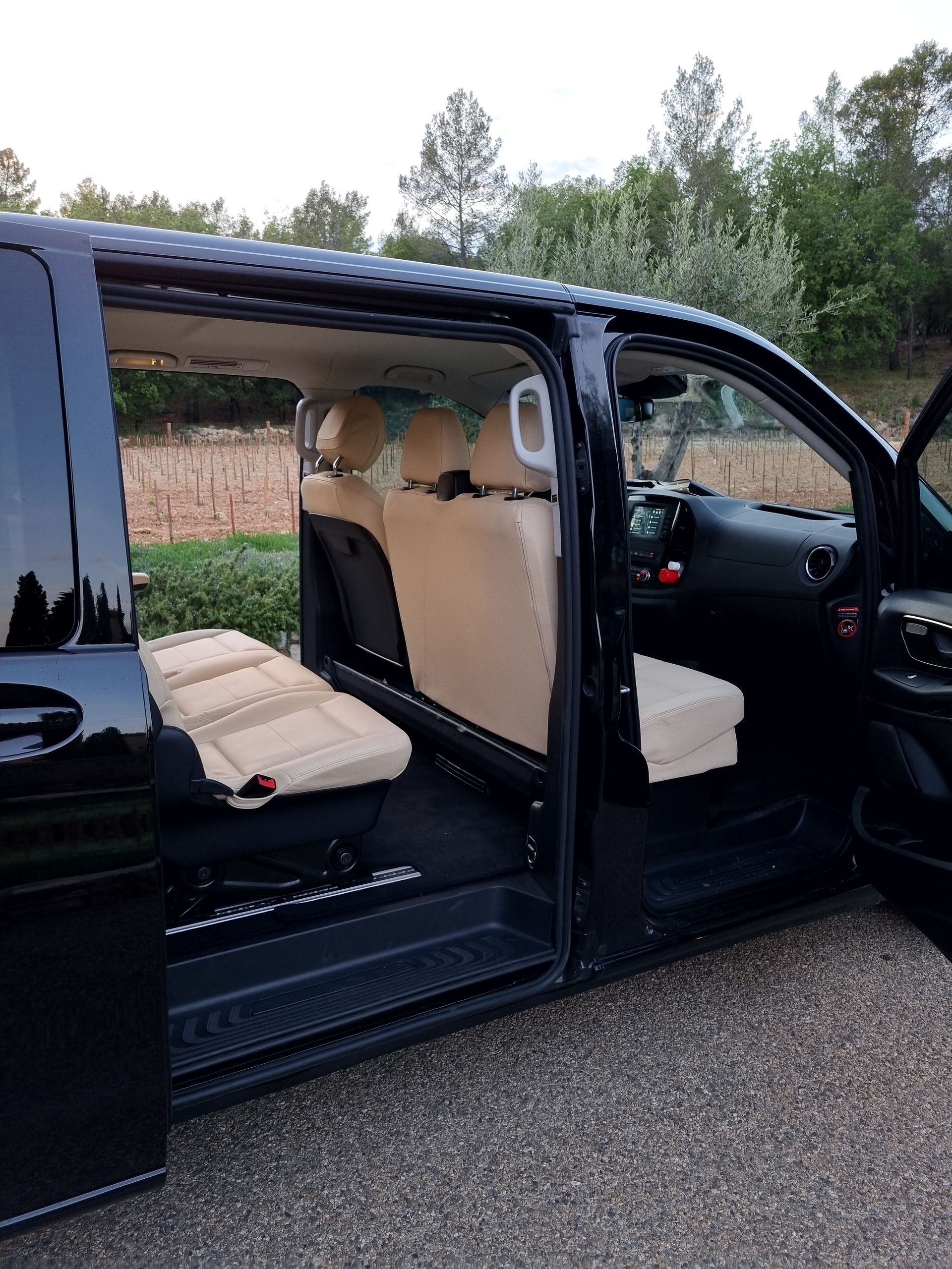 Intérieur d'un van 8 places avec les sièges en cuir beige