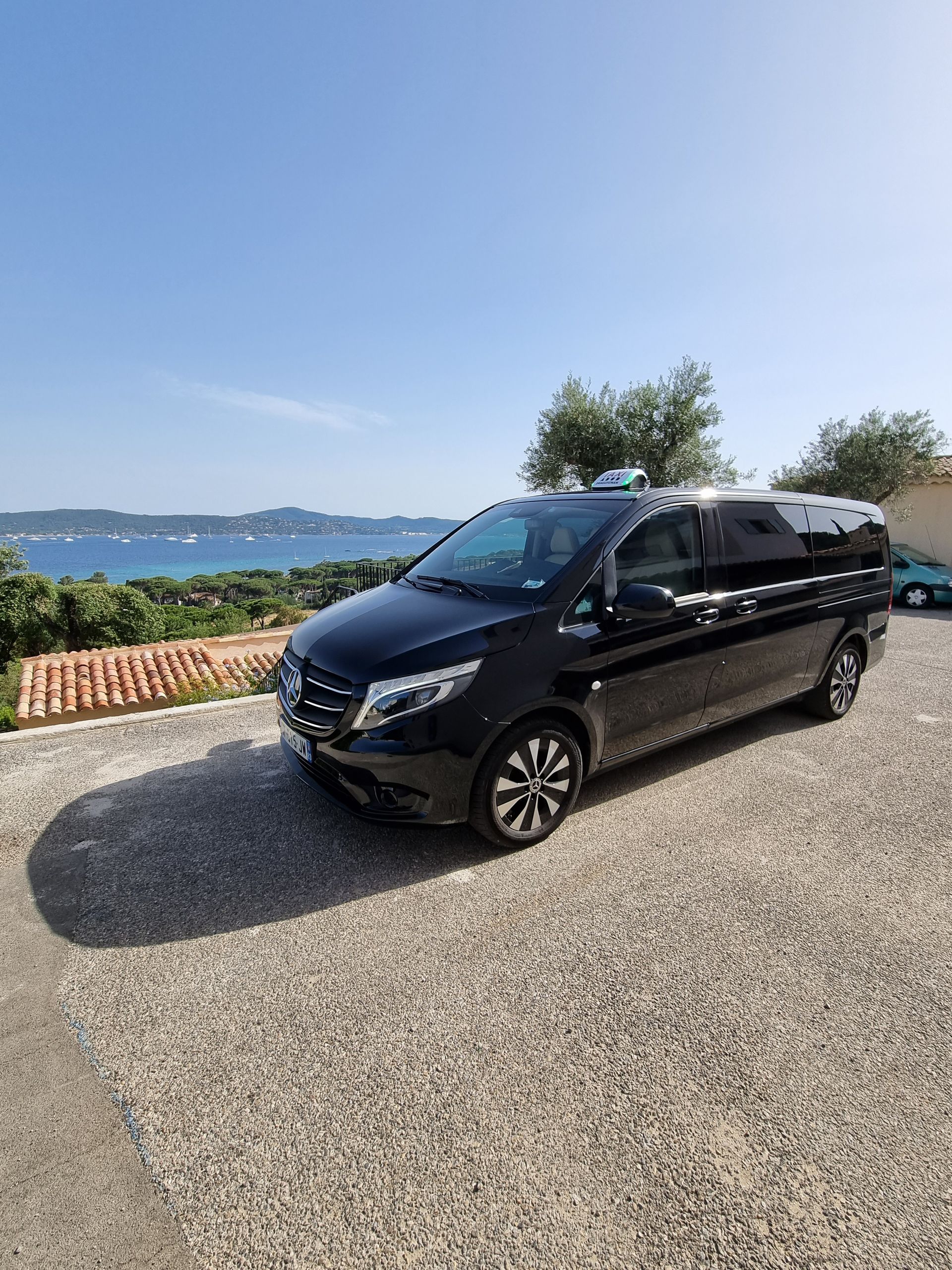 Taxi van noir avec vu sur la Méditérranée 
