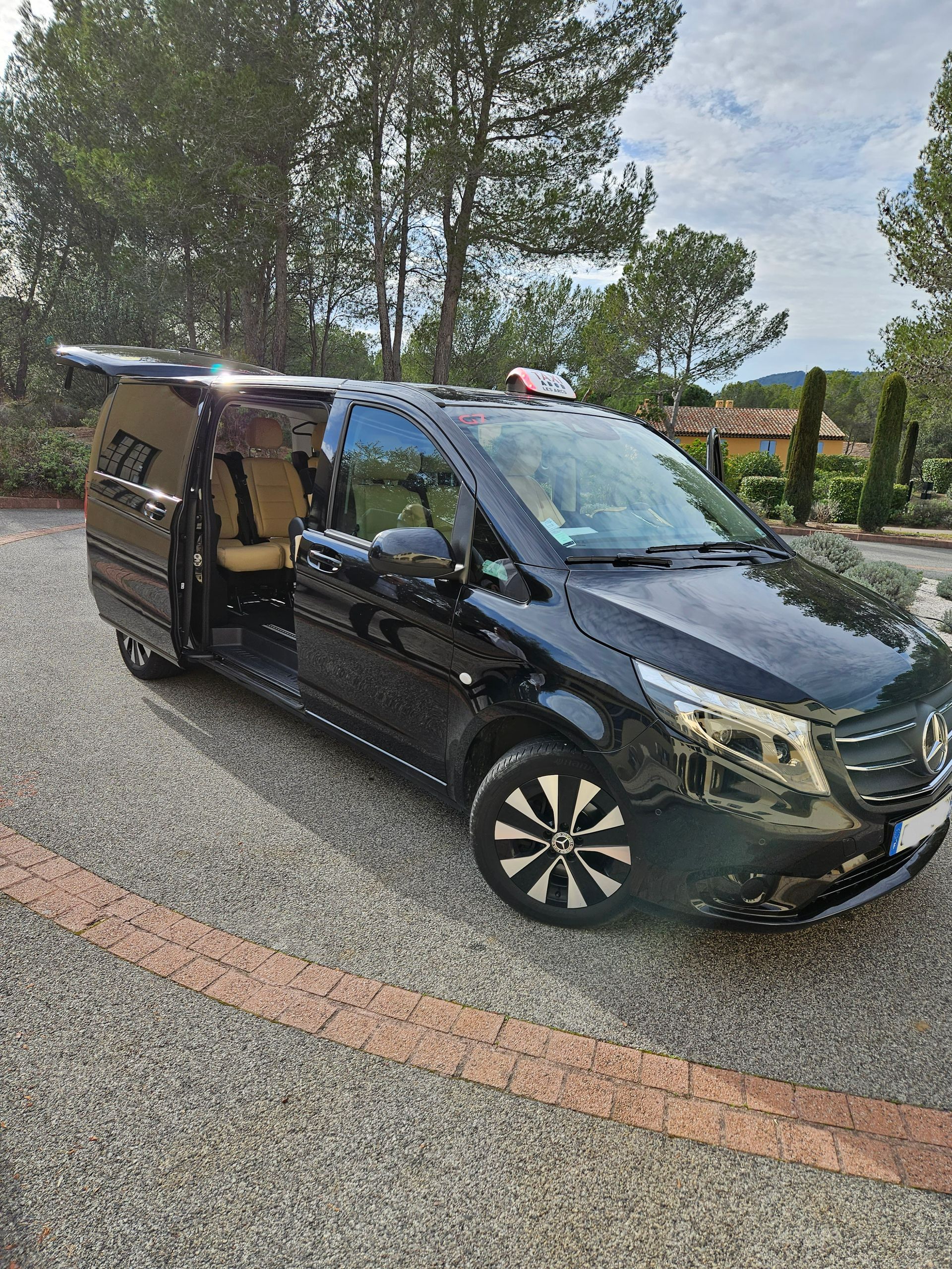 Photo d'un taxi van 8 places avec portières ouvertes